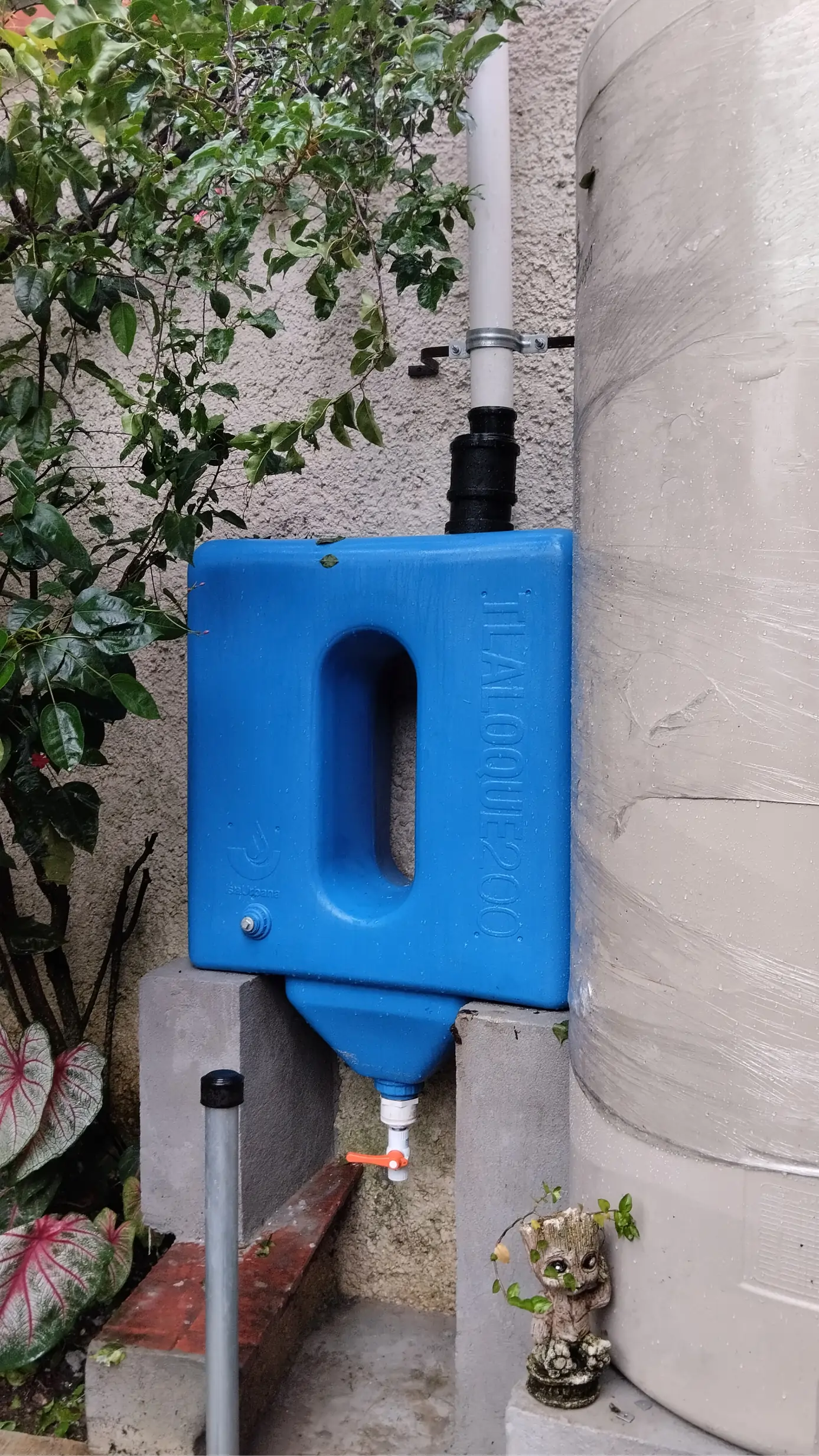 ATRAPALLUVIA. El sistema de filtrado se conecta fácilmente a su cisterna existente.